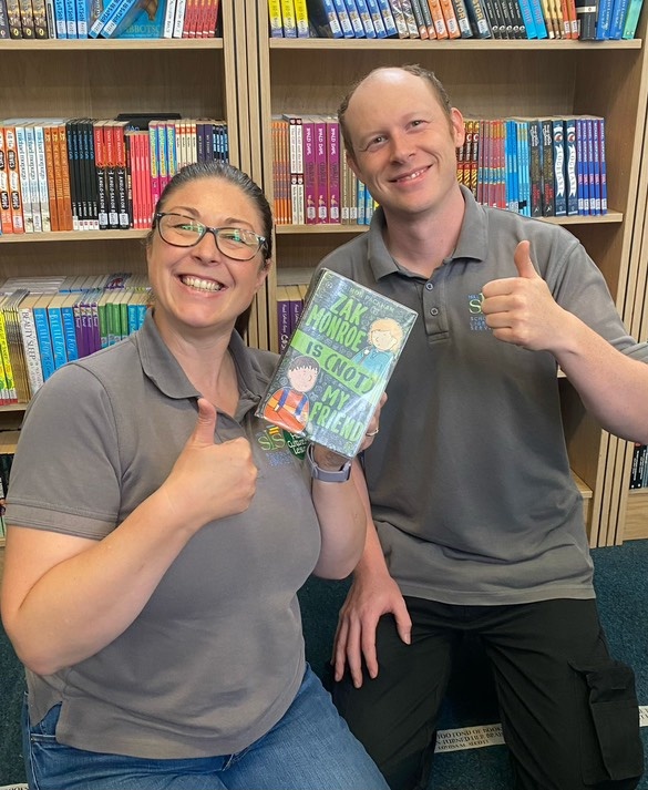 foxandinkbooks's tweet image. It&apos;s a thumbs-up to @baldambitions&apos;s Zak Monroe is (not) My Friend from the lovely folk at Hull SLS💚

If you know someone starting secondary school, get a copy of this reassuring middle grade book to ease their nerves: bit.ly/3IRBHU6.

#middlegrade #schooltransition