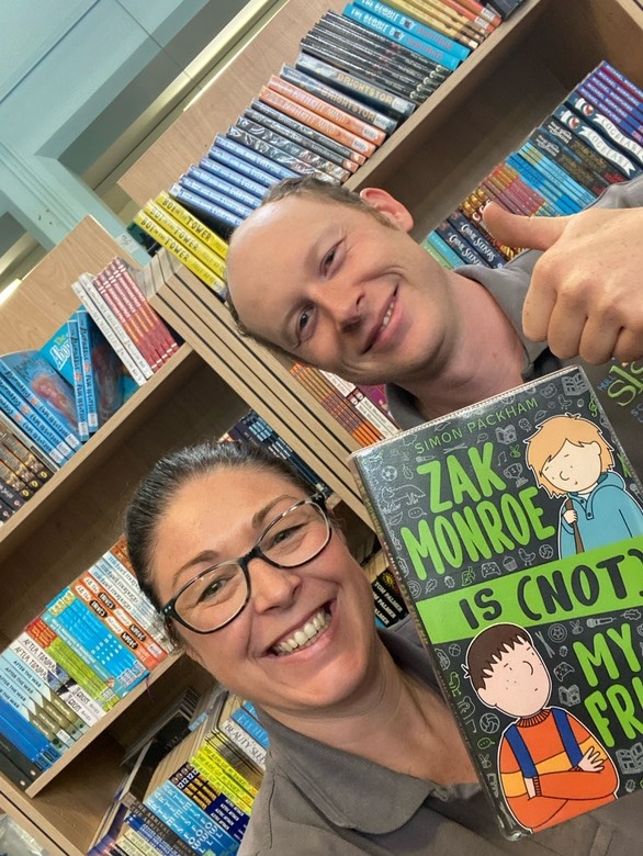 foxandinkbooks's tweet image. It&apos;s a thumbs-up to @baldambitions&apos;s Zak Monroe is (not) My Friend from the lovely folk at Hull SLS💚

If you know someone starting secondary school, get a copy of this reassuring middle grade book to ease their nerves: bit.ly/3IRBHU6.

#middlegrade #schooltransition