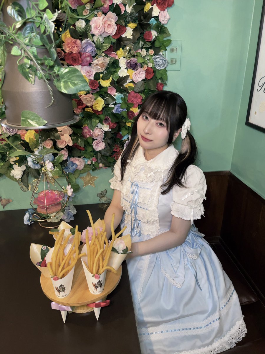 nia_veil's tweet photo. 以前Merveilleに掲載されてからずっと気になっていたラスフリットさん❕念願叶って行くことができました♡

名物のラスポテトはいろんなフレーバーのソースで美味しかったし、クリームソーダもとっても可愛かった💭店内も装飾が可憐で落ち着く雰囲気でした🌷 https://t.co/M7uF3WGD84