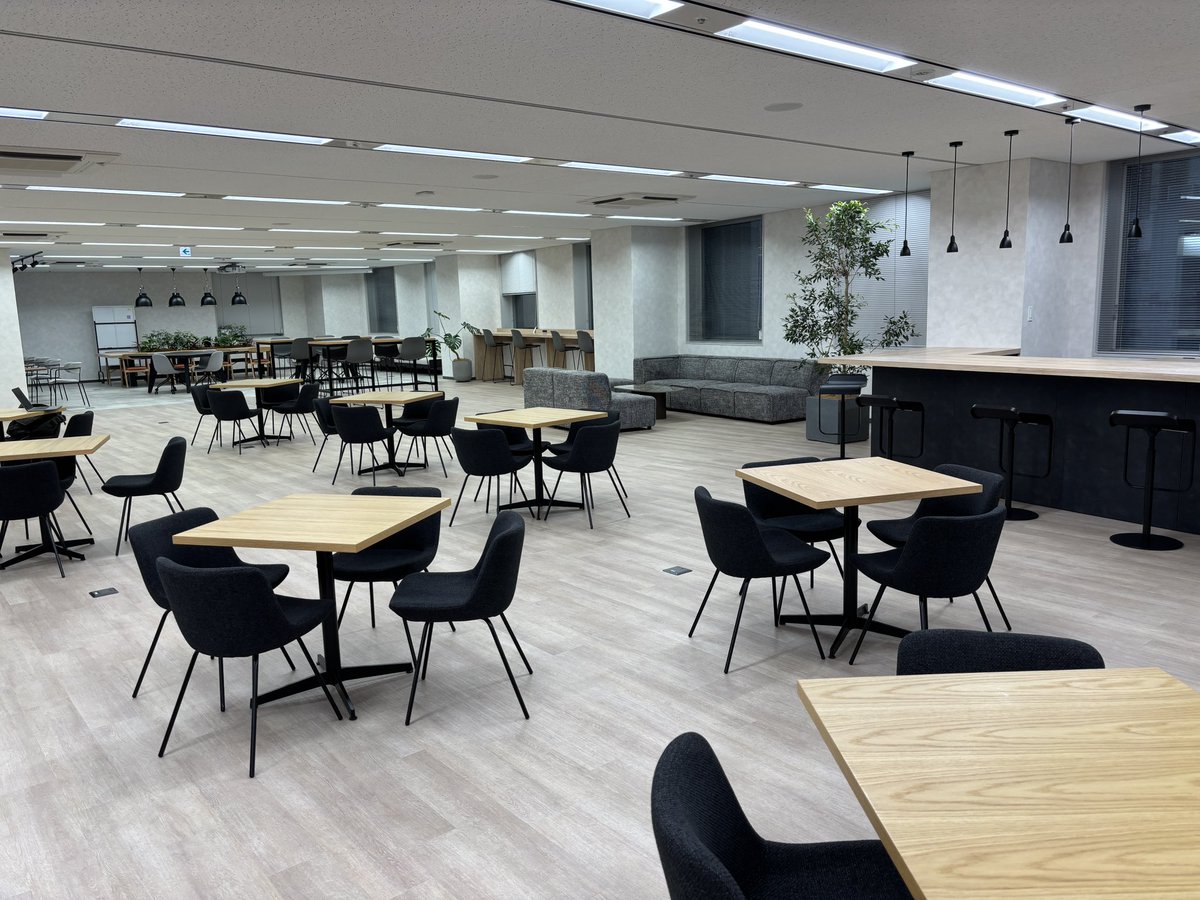 n_takehata's tweet image. 今日はログラスさんに会場をお借りしてKotlin愛好会です！会場めちゃくちゃ広い！綺麗！ #love_kotlin