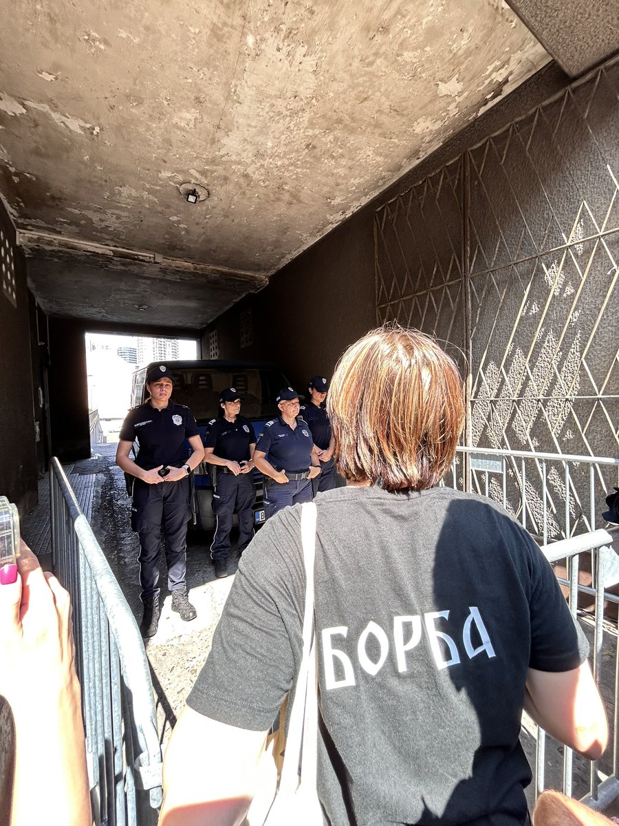 Smete li Nikolinu da pogledate u oči?? 

Postavili su baš vas - žene - kao živi zid‼️

Upravo ispred JZO, Kričkove jedinice