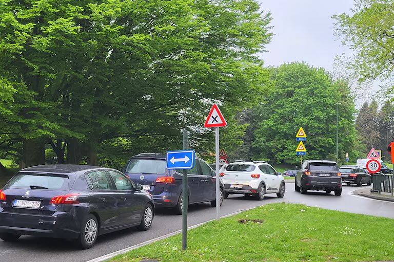 Le saviez-vous ? Une solution innovante avait été proposée à la ministre de la Mobilité Elke Van den Brandt pour désengorger Bruxelles : la gestion dynamique des voies.

La solution est simple : adapter les bandes selon les heures de pointe, comme sur la Chaussée de Ninove,