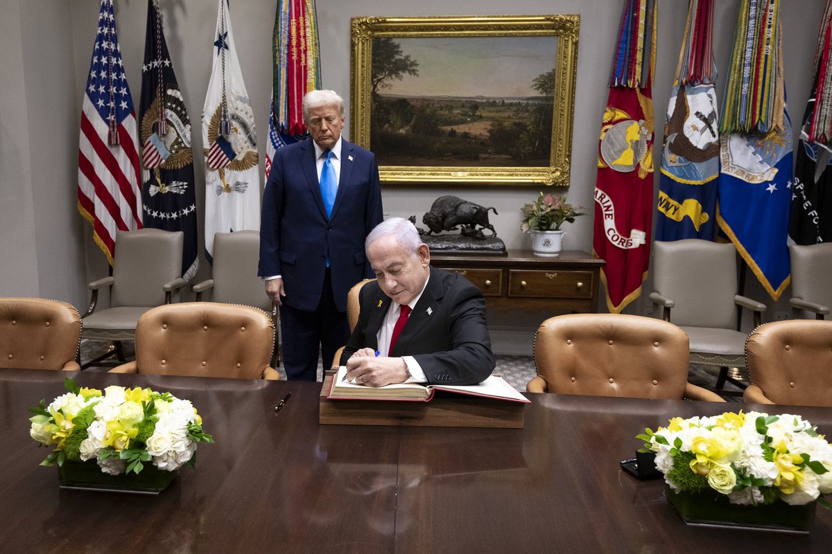 SofianeArbeloa's tweet image. Deux photos qui résument parfaitement les subordinations et les rapports de force de l’Occident global :