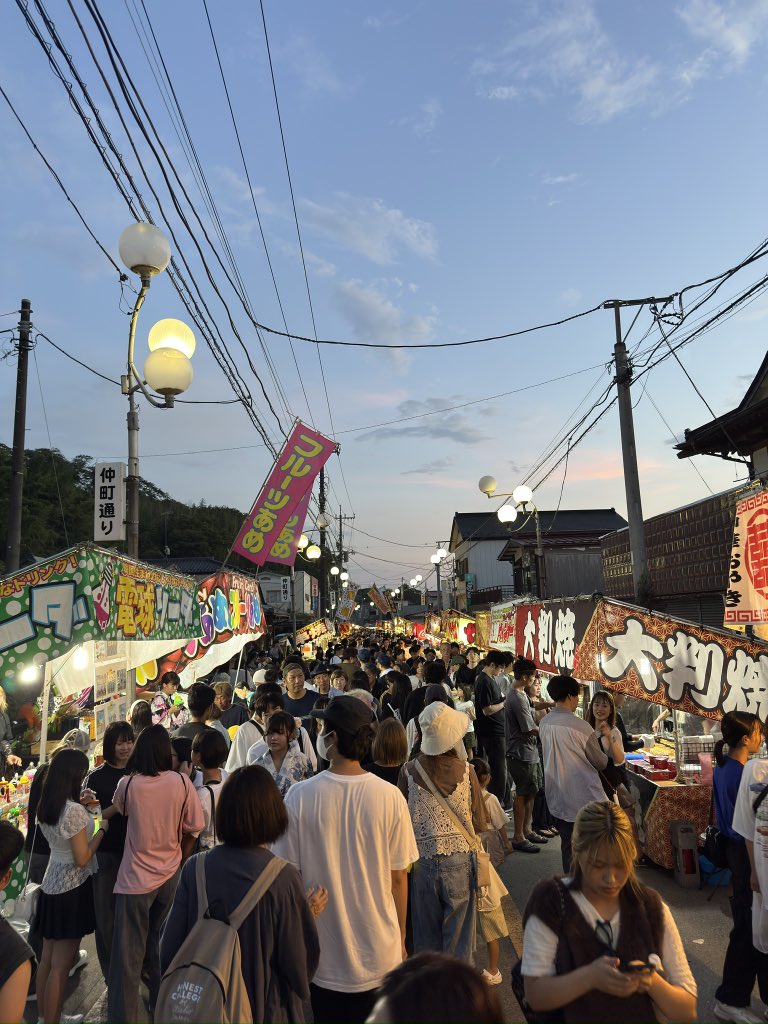 ashinohanabi's tweet photo. このあと19時より打ち上げ花火始まります！！打ち上げまでもうまもなく！！

仲町通りは、かなり賑わってます！！ https://t.co/V4l0wfjCAe
