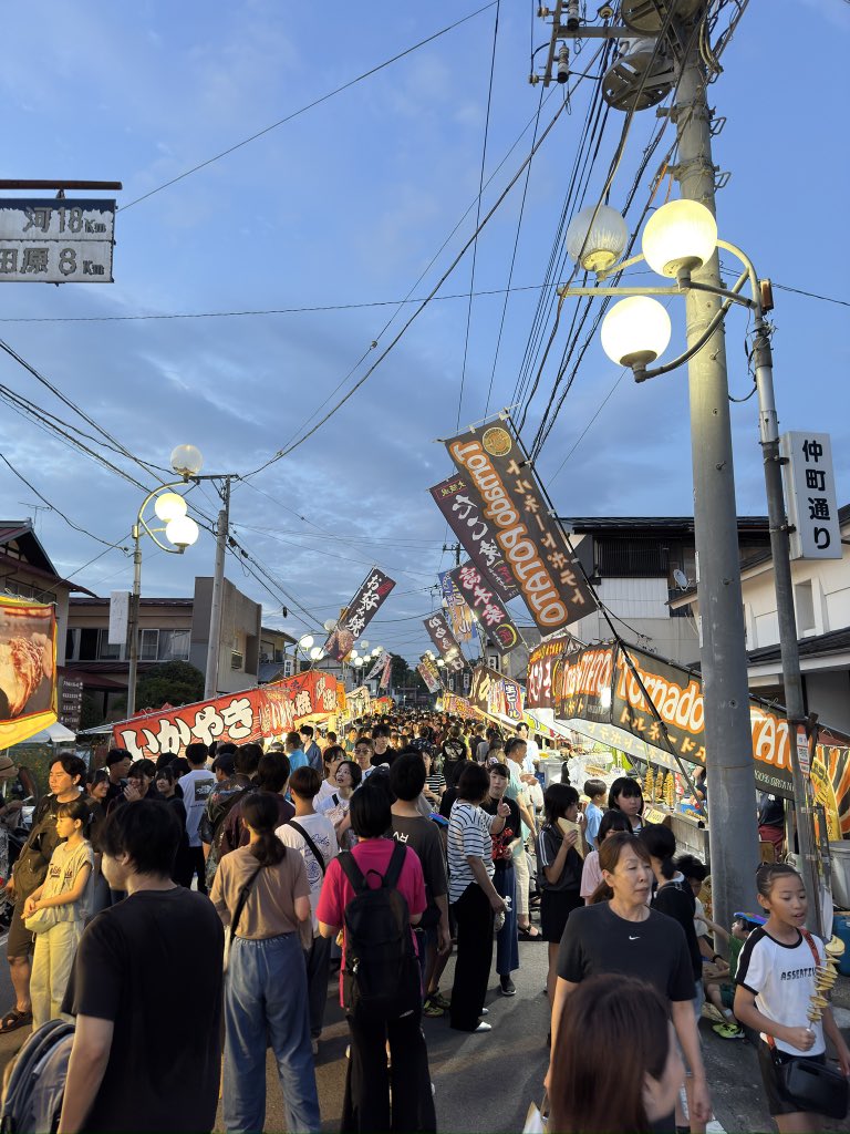 ashinohanabi's tweet photo. このあと19時より打ち上げ花火始まります！！打ち上げまでもうまもなく！！

仲町通りは、かなり賑わってます！！ https://t.co/V4l0wfjCAe