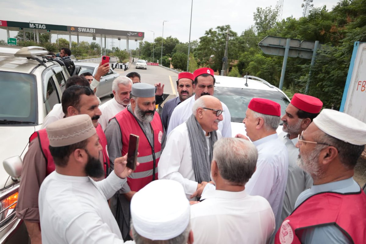 ANPMarkaz's tweet photo. عوامی نیشنل پارٹی خیبر پختونخوا کے صدر اور خدائی خدمتگار آرگنائزیشن کے بورڈ آف ڈائریکٹرز کے چیئرمین میاں افتخار حسین ایک روزہ دورے پر صوابی پہنچ گئے۔ ان کی آمد پر پارٹی عہدیداران اور کارکنان نے پرتپاک استقبال کیا۔ اس موقع پر ڈپٹی سالارِاعظم ڈاکٹر روح الامین درانی، پشاور ڈویژن کے سالار ملک فرہاد خان اور ضلع نوشہرہ کے سالار عرفان خٹک بھی موجود تھے۔