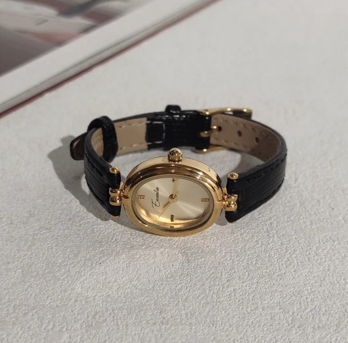 Elegant and stylish classic watch for small wrists 

A thread