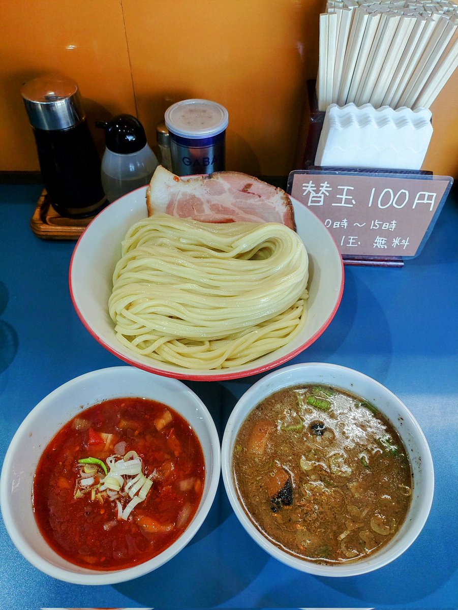 よし丸　南大塚

注文したのは二刀流つけめん トマト、煮干しセメント大盛２玉

トマトはつけ汁が冷たくて甘酸っぱくてサッパリ

煮干しは濃厚でその通りでした

つけ汁２種類は渡なべスタイルが元祖？！

埼玉だと九州魂(横道)がやってましたね

つけ麺は渡なべスタイルのプロデュースだったような？