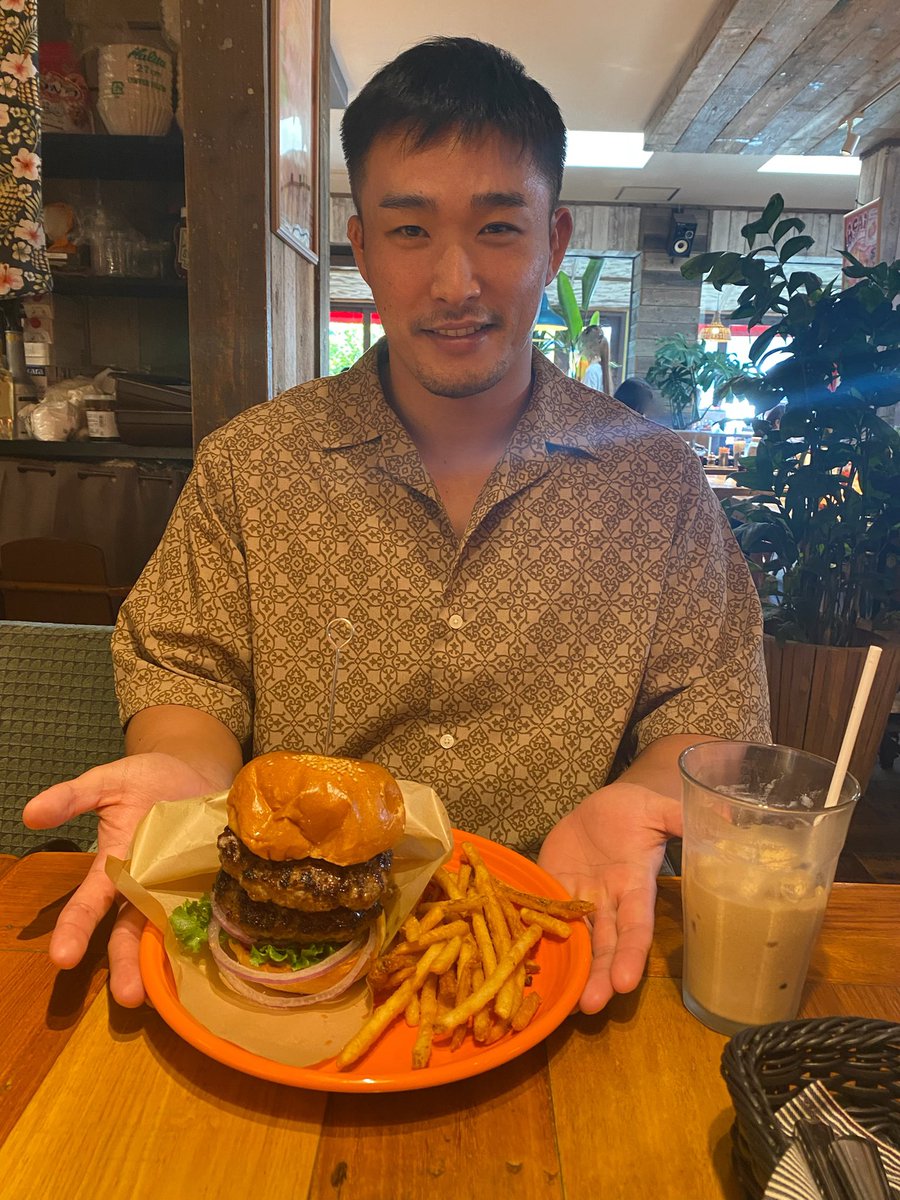 今日はオフなのでメガ🍔と🍟普段節制してるからめちゃ美味かった😀目が疲れてるのはご愛嬌でお願いします❗️笑