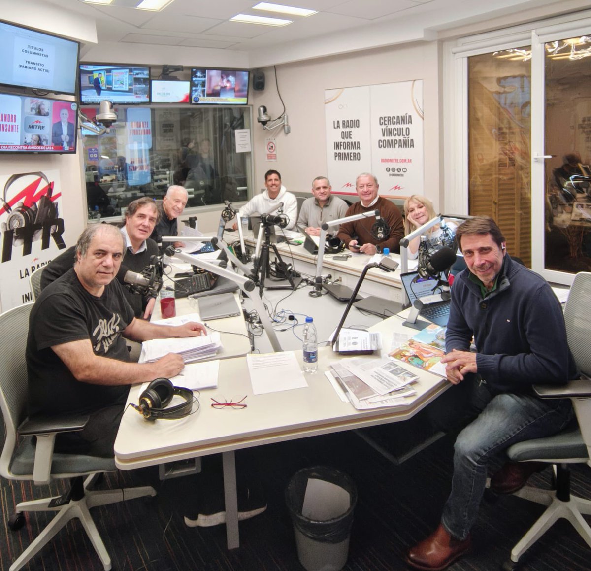 Equipo de lujo completo !! Acá en la 📻 líder <a href="/radiomitre/">Radio Mitre</a> haciendo “ Alguien tiene que decirlo “ de la mano del amigo <a href="/edufeiok/">Eduardo Feinmann</a> , hasta las 10 hs , los leo ! Gracias / <a href="/kari10_10/">Kari Labraña♎🌟🌟🌟</a>