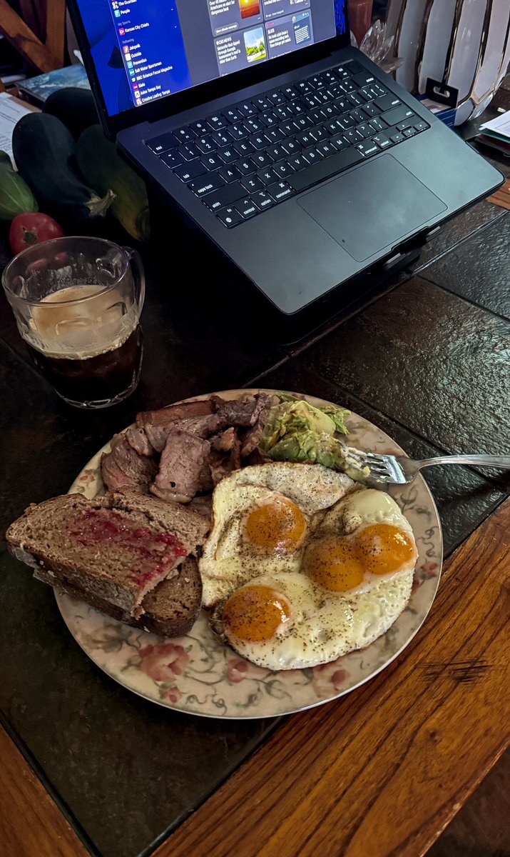 Noennig's tweet photo. Now that’s a power breakfast. #Vital Farms # Brot Box https://t.co/6uoh3hS5Qf