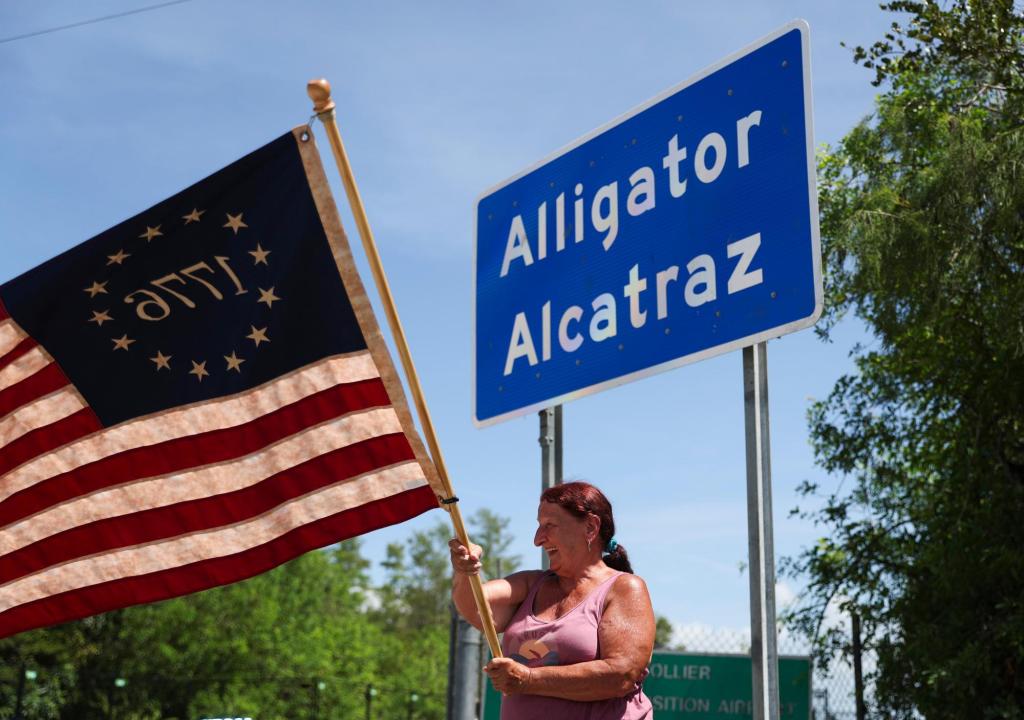 orlandosentinel's tweet image. Letters: Immigrant laborers, prisoners side by side | Alcatraz degrading | Putin embarrassed Trump trib.al/rjeC6tX