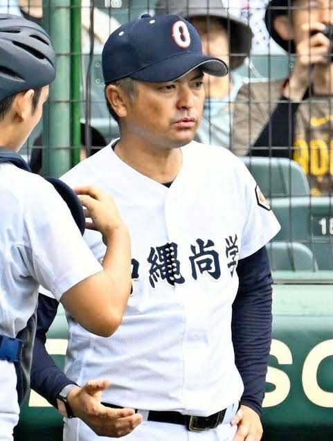 MS3110's tweet image. 沖縄尚学高校の比嘉公也監督。
お名前に聞き覚えがあった。
調べたら、1999年夏の甲子園、沖縄尚学が沖縄県に優勝旗を初めて持ち帰った時のエースピッチャー。
監督としても、2008年春の選抜高校野球大会において、26歳の若さで沖縄尚学を優勝に導いている。