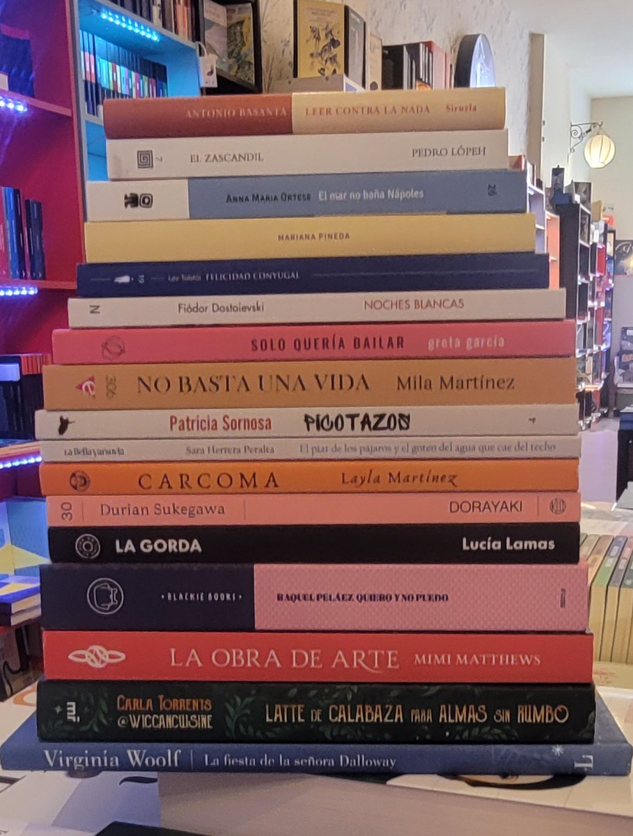 ¡Estos tendrían que ser los colores del verano!
La tierra del norte de Extremadura lucha, también lo hace en otros lugares bellos. 
Hay libros que son refugio, cogedlos todos.
Leer a finales de agosto es la rebeca en los hombros.
Ya se han ido las cigüeñas. 
Os esperamos. ❤️