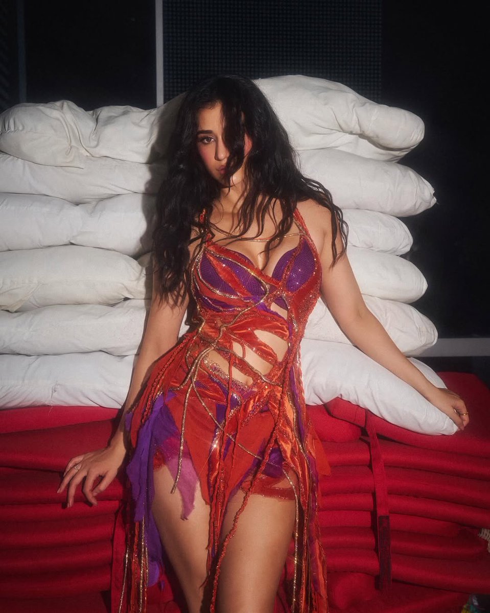 telugufilmnagar's tweet image. Slaying the glam game, @DishPatani dazzles with her fiery aura 🔥

#DishaPatani #Tollywood #TeluguFilmNagar