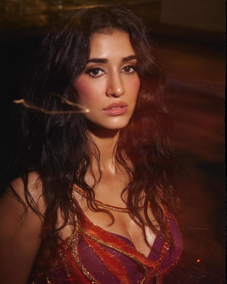 telugufilmnagar's tweet image. Slaying the glam game, @DishPatani dazzles with her fiery aura 🔥

#DishaPatani #Tollywood #TeluguFilmNagar