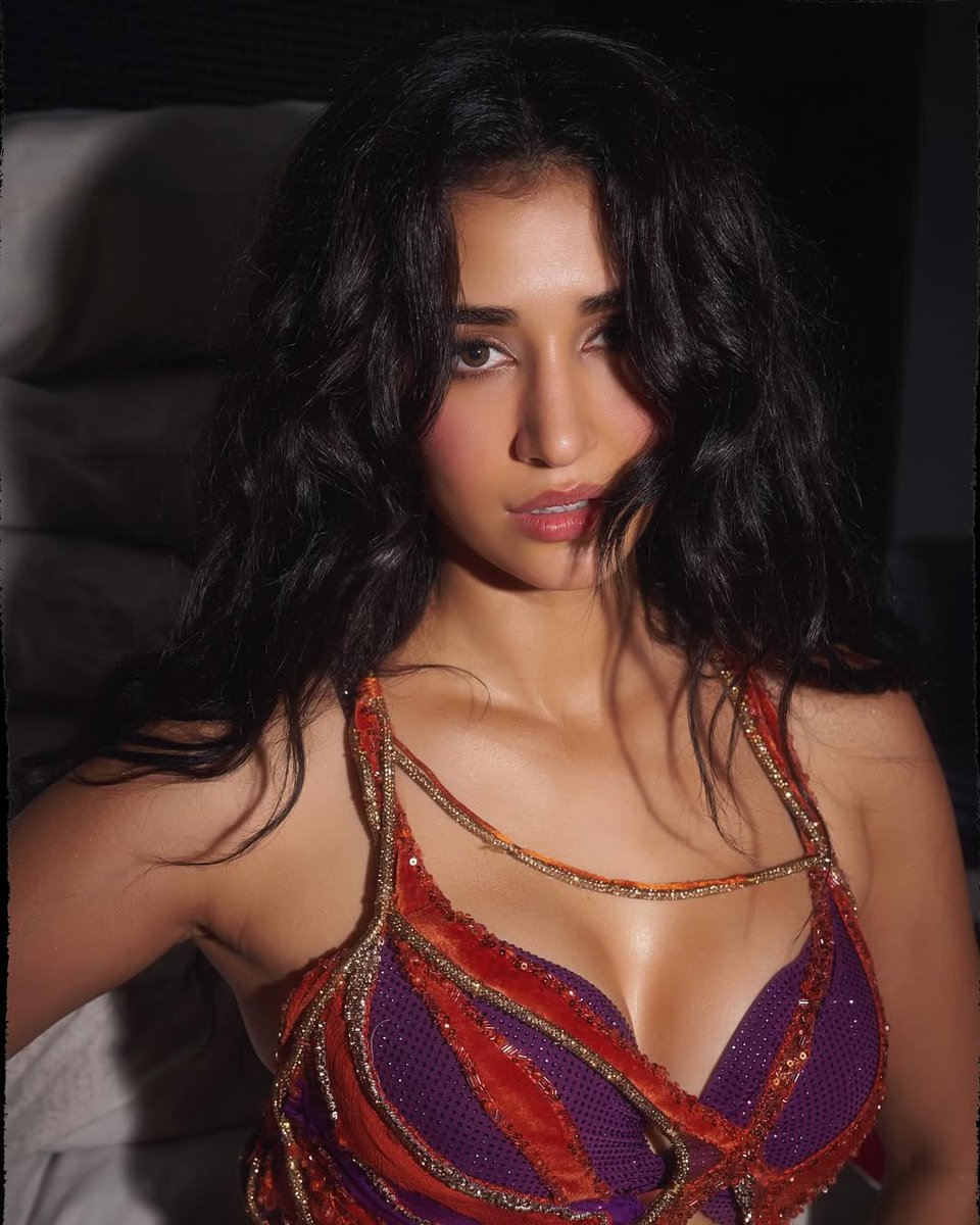 telugufilmnagar's tweet image. Slaying the glam game, @DishPatani dazzles with her fiery aura 🔥

#DishaPatani #Tollywood #TeluguFilmNagar