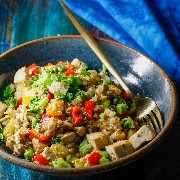 Craving something light and flavorful for summer? These Pineapple Fried Rice Veggie Bowls are perfect for warm-weather meals—sweet, tangy, packed with veggies and plant-based protein. 🍍🥦☀️ bit.ly/3UeREWN