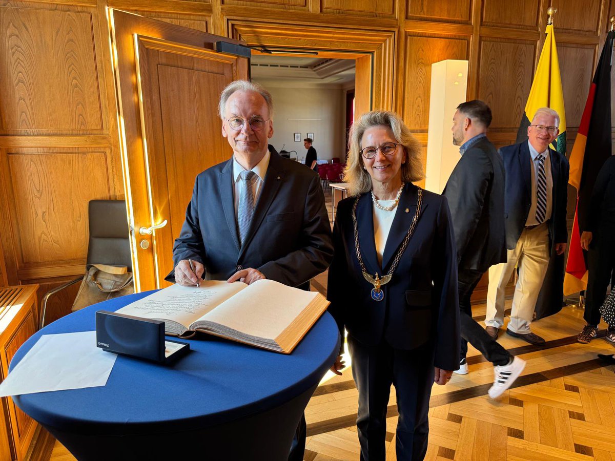 Sachsen-Anhalt (@sachsenanhalt) on Twitter photo Start der Auswärtigen Kabinettssitzung um MP <a href="/reinerhaseloff/">Dr. Reiner Haseloff</a> in <a href="/stadt_halle/">Stadt Halle (Saale)</a> mit Oberbürgermeister Alexander Vogt & der Präsidentin der <a href="/Leopoldina/">Nationale Akademie der Wissenschaften Leopoldina</a> Bettina Rockenbach: Thema u.a. die infrastrukturelle, wirtschaftliche, kulturelle und soziale Entwicklung in der Stadt Halle. Start der Auswärtigen Kabinettssitzung um MP <a href="/reinerhaseloff/">Dr. Reiner Haseloff</a> in <a href="/stadt_halle/">Stadt Halle (Saale)</a> mit Oberbürgermeister Alexander Vogt & der Präsidentin der <a href="/Leopoldina/">Nationale Akademie der Wissenschaften Leopoldina</a> Bettina Rockenbach: Thema u.a. die infrastrukturelle, wirtschaftliche, kulturelle und soziale Entwicklung in der Stadt Halle.