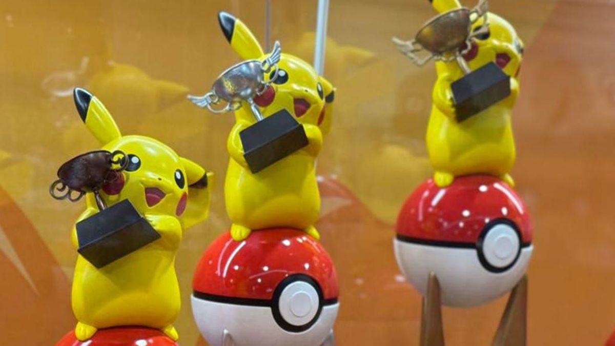 Pokémon World Championships competitor Kevin Han just won the 2025 Video Game Seniors World Champion title in Anaheim, CA, making him the first to win the VGC Pokémon World Championships in both the Junior and Senior age divisions. bit.ly/4oHKlF8