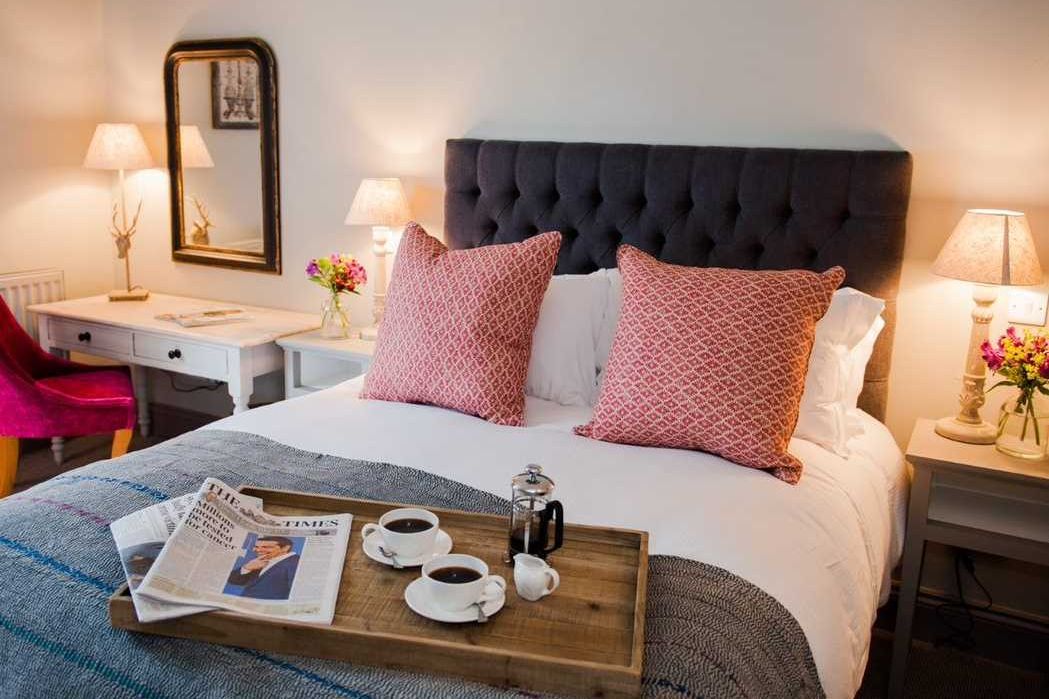 TheBBDirectory's tweet image. A Great Getaway at The White Hart, Overton.

Stay for CarFest from 22–24 August – a weekend packed with music, cars, and fantastic food.

bandbstays.co.uk/13484

#WhiteHartOverton #BombaySapphire #DistilleryTour #CarFest2025 #Overton #Hampshire #FoodMusicCars #WeekendBreak