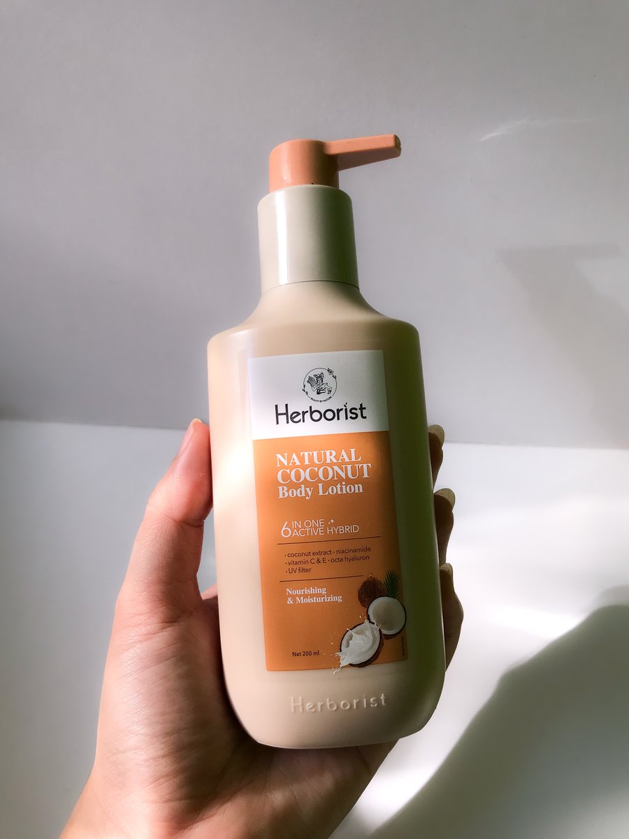 body lotion yang baru dari herborist enakeuuun pisan ih bikin kulit jadi super halus, mana murce 20ribuan aja. 😃😃