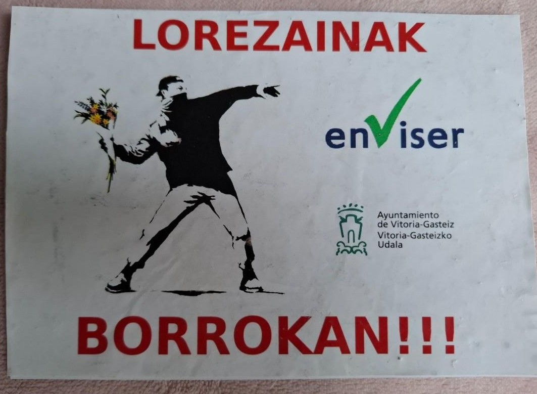 LABGasteiz's tweet photo. ENVISEReko grebalariek hiritarren babesa jasotzen jarraitzen dute. ✊📝
Bihar asteazkena, Gamarra eta Mendizorrotza lotuko dituzte kotxe-karabana baten bitartez 🚗🚙🚕
🌳 #LorezainakBORROKAN #HemenErabaki #EnviserBORROKAN #LangileenAlde #Lorezainakgreban https://t.co/Mfs8xOiiM0