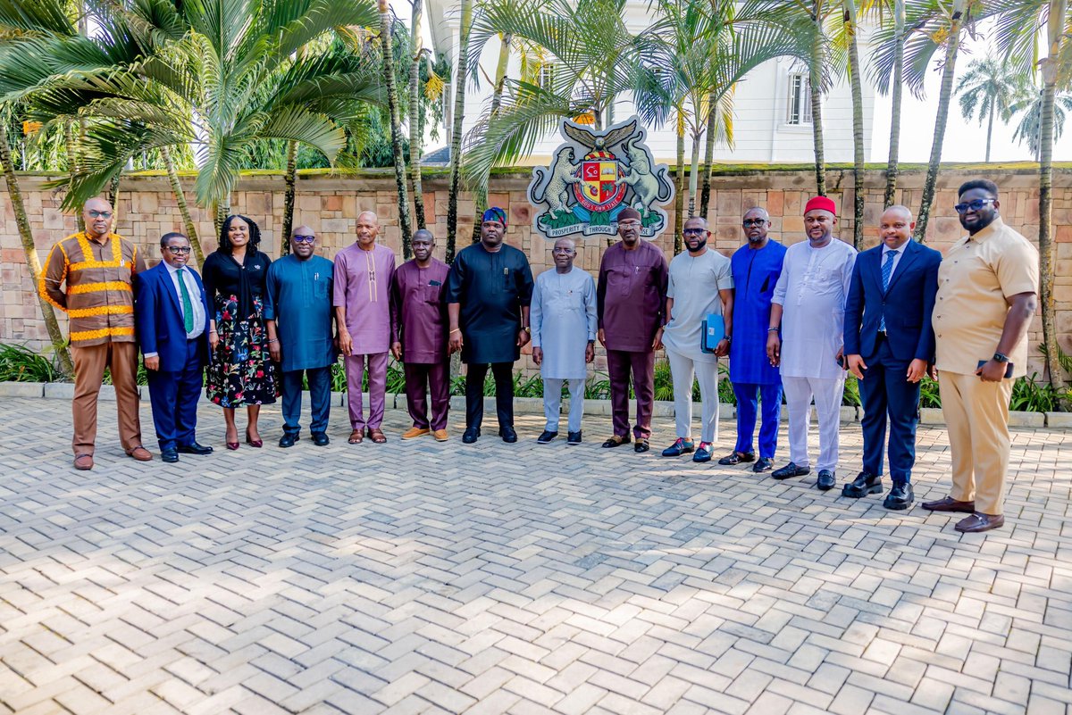GOV. OTTI SWEARS-IN CHIEF ECONOMIC ADVISER, INAUGURATES ECONOMIC MANAGEMENT TEAM.

Abia State Governor, Dr. Alex Otti, has sworn in Dr. Friday Kalu Ohuche as the Chief Economic Adviser of the State.

The Governor also inaugurated members of the Abia State Economic Management