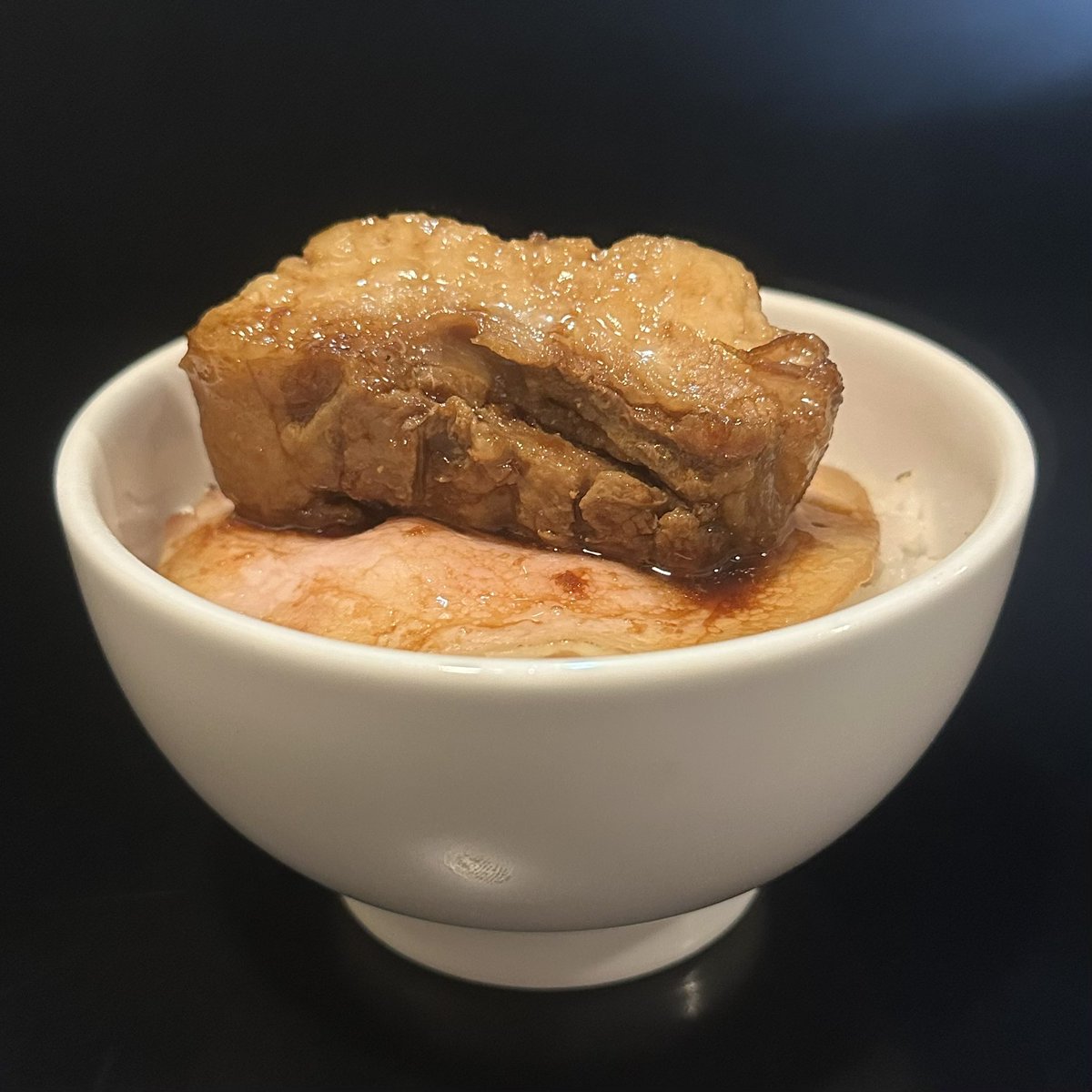 らぁ麺 飛鶏@春日井（8/14）

冷やしそば
厚切り金華豚角煮ごはん

ツルツルモチモッチとコシ抜群な平打ち麺は啜り心地＆喉越し最高🍜

 煮干の旨味抜群でビター感広がり厚みもある冷んやりスープがめちゃ旨🐟
野菜らも抜かり無い美味しさ🍅

トロトロ分厚い角煮は味付けも◎🍚

最高に美味しかった🥹