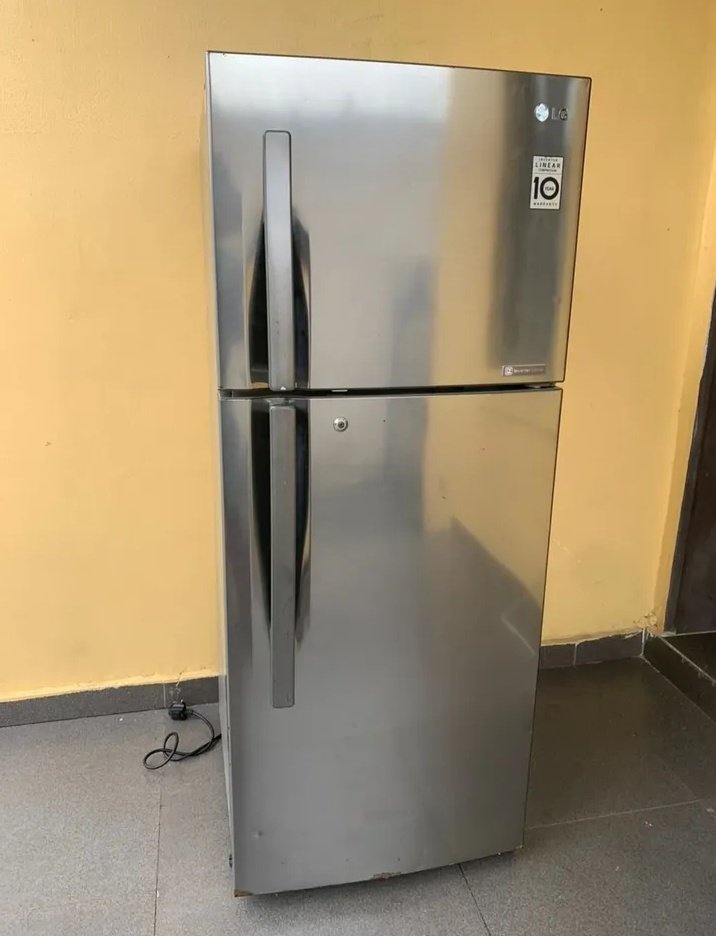 WendyDeclutter's tweet image. FRAME 1: 4 by 6 wardrobe with shoe rack- 100,000
FRAME 2: LG 6KG washing machine+ dryer -200,000
FRAME 3: 5 months used LG refrigerator - 190,000
FRAME 4: 55 inch Samsung UHD TV - 280,000