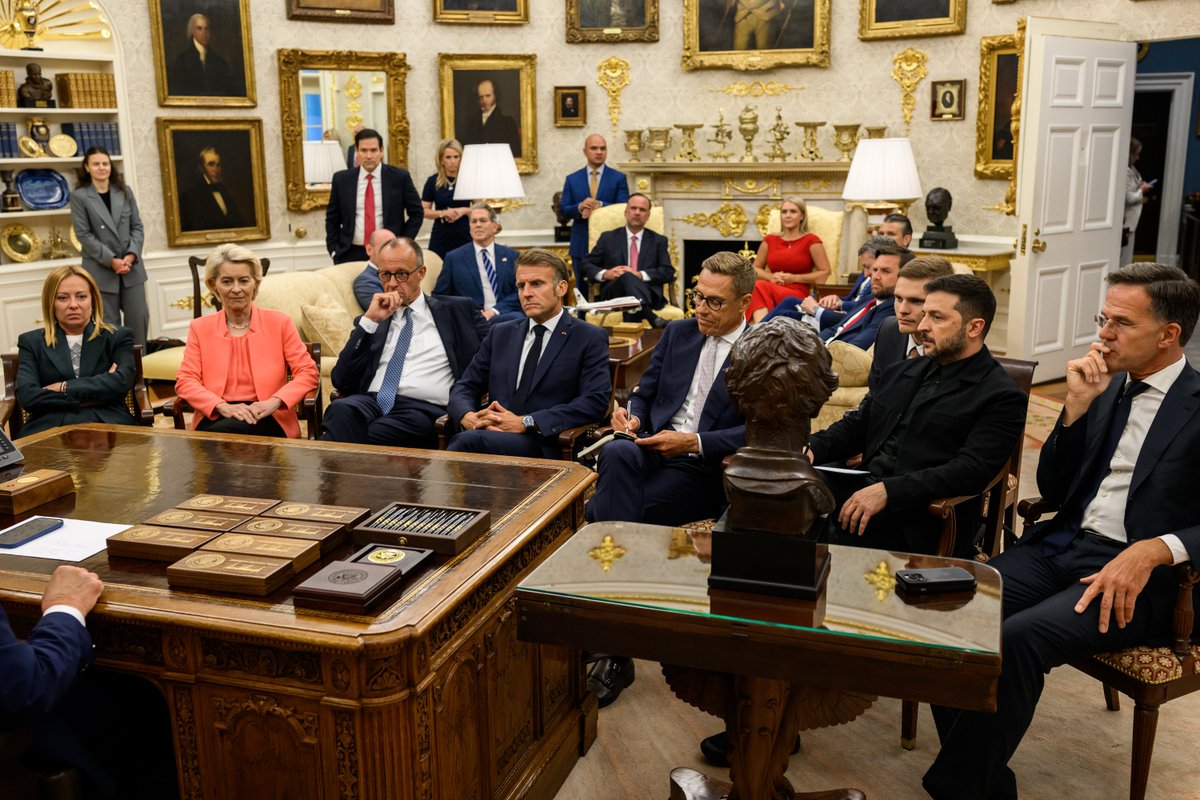 Meloni 'Io sono Giorgia!'. Ursula denkt aan Thierry Breton. Merz herinnert zich Olaf. Macron leert bidden. Stubb tekent beestjes. Zelensky doet Zen-oefening. Rutte fluistert 'funcie elders'. Vance wil naar de WC.