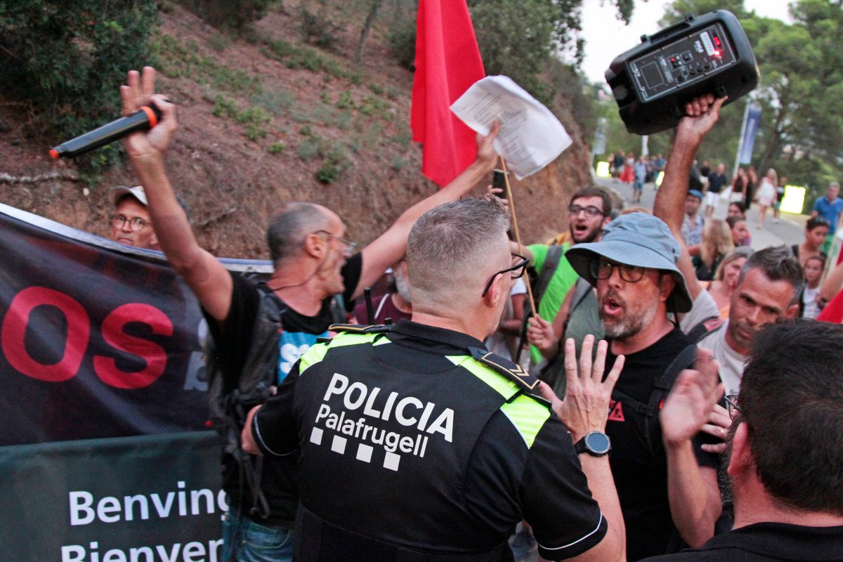 📸 Imatges cedides per Rafal Gołuszka de la mobilització a Cap Roig.
🌊 Vam obrir simbòlicament el Camí de Ronda per denunciar la seva privatització i defensar-lo com a bé comú.
💚 La Costa Brava no està en venda.
#ObrimElCamí #SOSCostaBrava #ForaEspeculadors