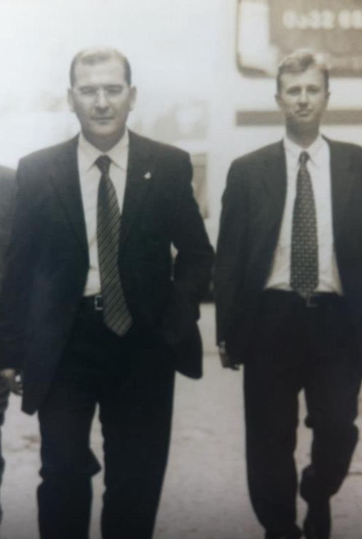 Kardeşim,
Komşum,
Arkadaşım,
Yalnızlıkları ve zorlukları birlikte aştığımız dostum,
Uzakta olsak da acımızı, zorluğumuzu, sevincimizi paylaştığımız,
Yıllardır beni kitaplarla dost eden Münir Üstün kardeşim dün zorlu bir kalp ameliyatı geçirdi.

Allah, ailesine ve bizlere onu