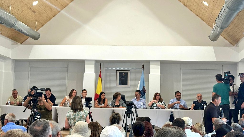 FISTERRA | Empeza o pleno da moción de censura nun ateigado salón do Mercado Cultural.