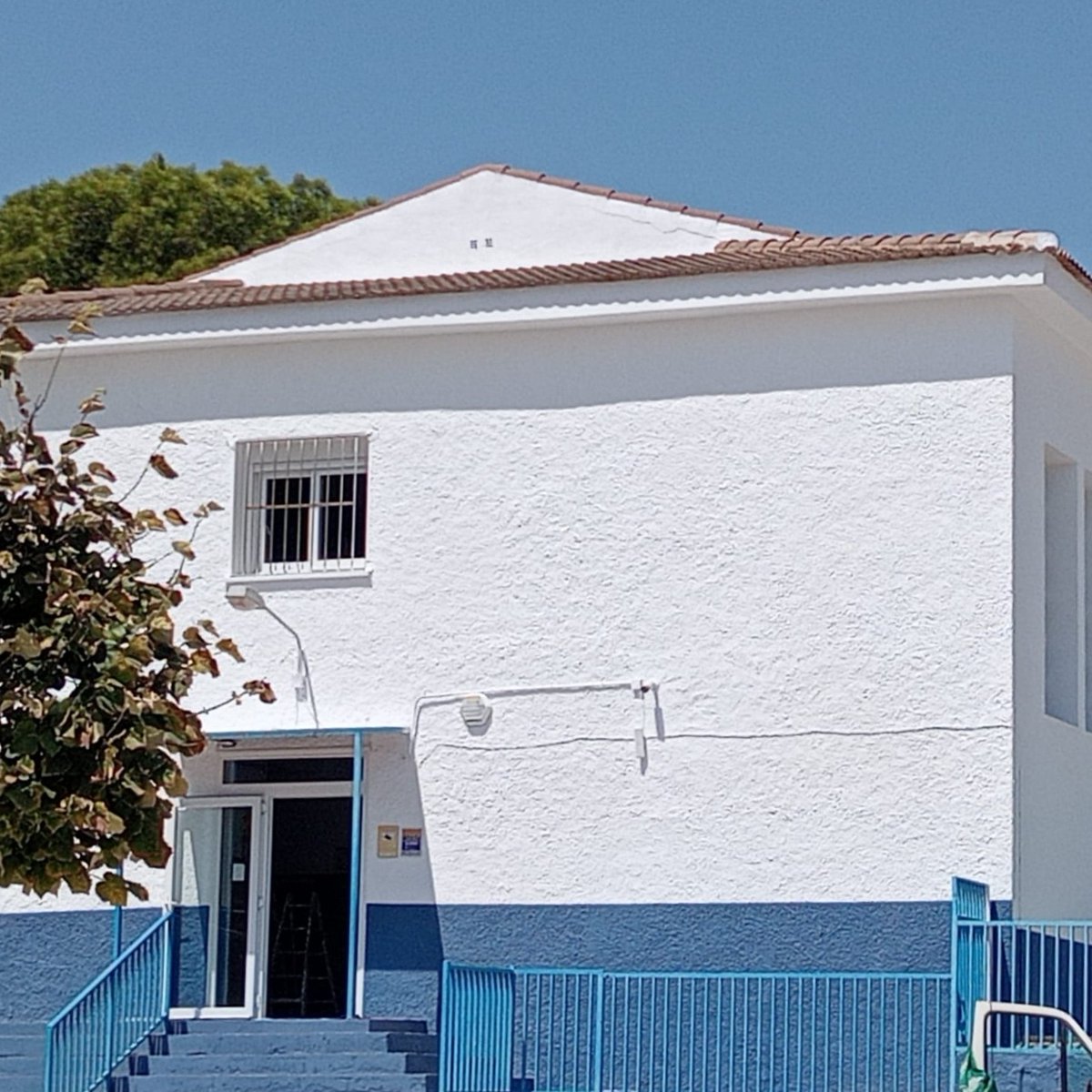SPTorremolinos's tweet photo. En coordinación con #Educación, #SAMSET trabaja en la mejora de los centros de cara al curso escolar 🏫 En esta ocasión, los operarios trabajan en el mantenimiento del CEIP Palma de Mallorca, en Los Pinares:
🛠️ Reparar el acerado
🎨 Pintar la fachada https://t.co/pI7ONv2Ujh