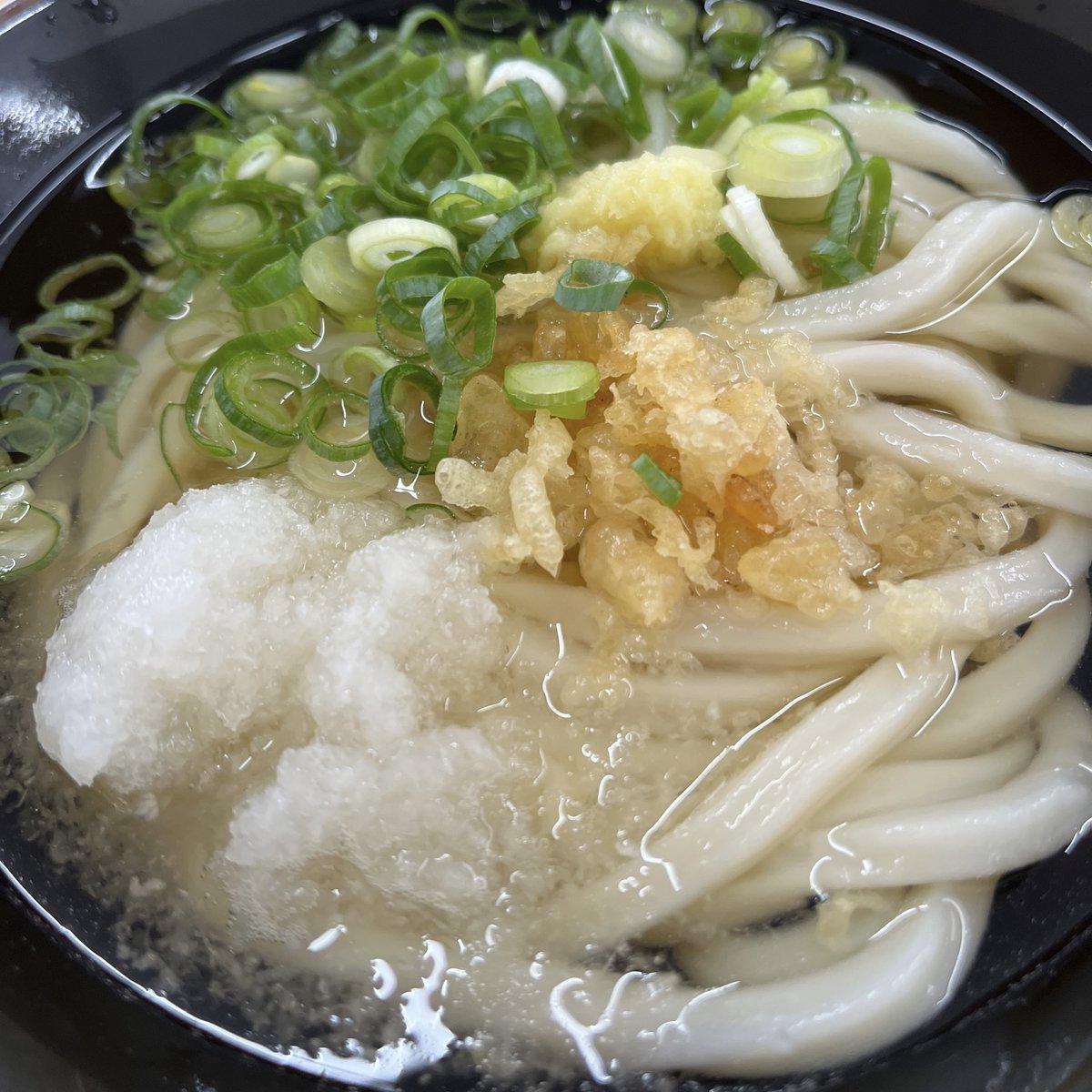 cookingwithdog's tweet photo. For lunch, I had Sanuki udon. 🍜👩‍🍳 I ordered chilled kake udon with jidori chicken tempura and lotus root tempura. I topped it with crunchy tempura bits, grated ginger, chopped green onions, and grated daikon, then dug right in.
The broth was clear and refreshing, with a deep iriko (dried sardine) dashi flavor. Both the chicken tempura and lotus root tempura were freshly fried, with a crisp coating that was delicious. Before I knew it, I had finished the broth down to the last drop. Even though it was low in salt, the dashi was so flavorful that I could enjoy every bit.

I’ve also had my splint removed and can now move my hand little by little. I still can’t lift anything heavy with my left hand, but I can grasp light objects, so I’m happy to see what I can do gradually increasing. 😊

お昼は讃岐うどんを食べてきました。
注文したのは冷やかけうどんに、地鶏もも肉天とレンコン天を追加。

天かすやおろししょうが、青ねぎ、大根おろしを自分でのせてさっそくいただきます。

つゆは透き通っていて、いりこのだしがしっかり効いた冷たいつゆ。
鶏天もレンコン天も揚げたてで衣がサクッとしていて美味しかったです。
気づいたら、最後の一滴までつゆを飲んでいました。全部飲めるほど、塩分控えめなのにしっかりだしが効いていました。

シーネも外して、少しずつ手を動かせるようになりました。まだ左手で重いものは持てませんが、軽く掴むくらいならできるので、できることが増えてきて嬉しいです😊