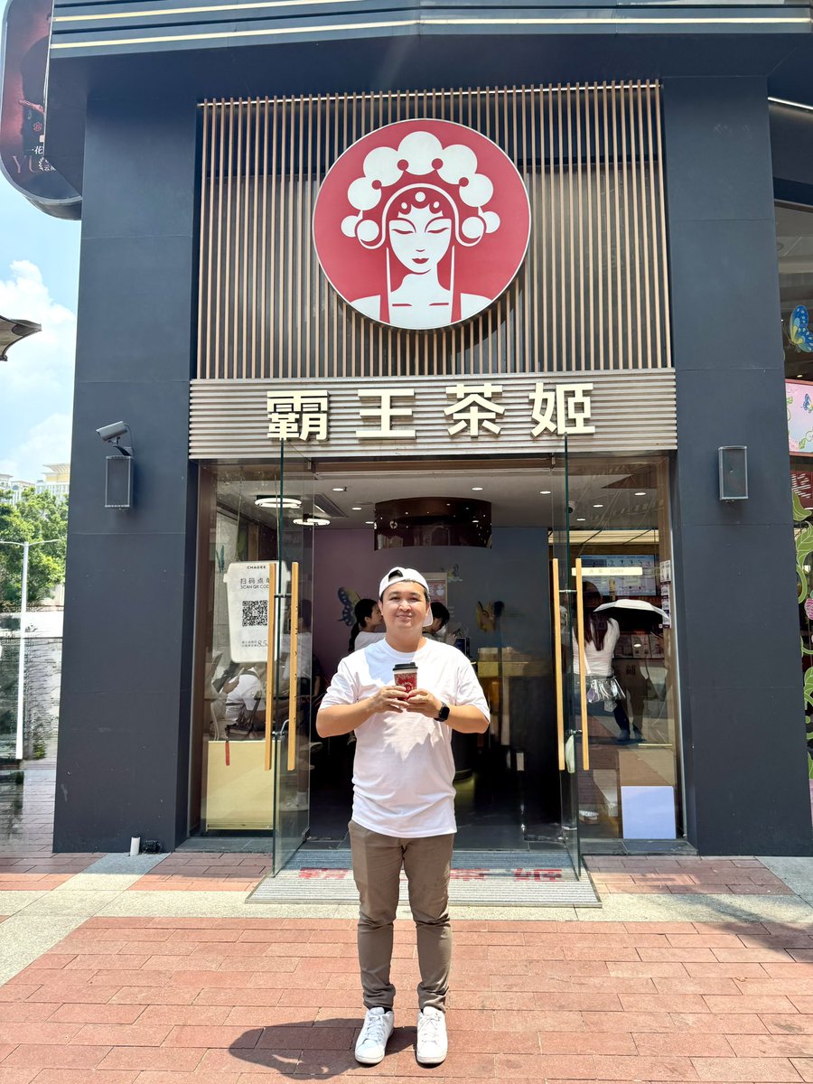 hardsai's tweet photo. 🧋“CHAGEE” VS "Luckin Coffee" ☕️
ตะลุยชิมแบรนด์ชาพรีเมียมจาก 2 แบรนด์ใหญ่ต้นกำเนิดจากจีน 🇨🇳 “CHAGEE” (ชาจี) ที่พิ่งเปิดตัวขายในไทย เมื่อพฤษภาคม 2568 ที่ผ่านมา. และ "Luckin Coffee" (ลัคกิ้น คอฟฟี่ ) ที่เป็นกรณีศึกษา เรื่องโดน copy  เครื่องหมายการค้าในประเทศไทย. https://t.co/UC3P26EwSq