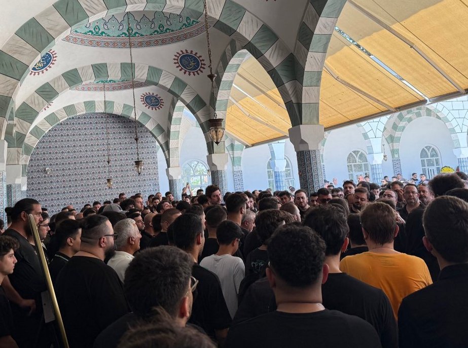 Jrokez, sevenleri tarafından son yolculuğuna uğurlanıyor.
