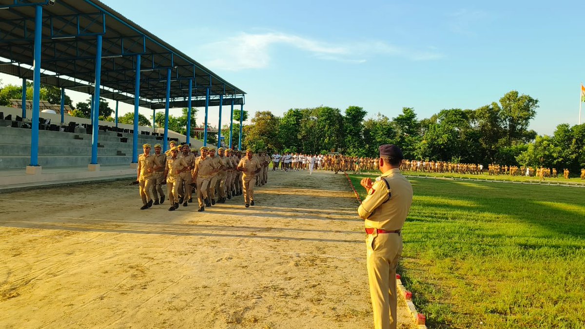 shravastipolice's tweet photo. #ASPSVI श्री मुकेश चंद्र उत्तम ने परेड की सलामी ली तथा परेड का निरीक्षण किया-
शारीरिक व मानसिक रूप से फिट रहने के लिए लगवाई दौड़- 
आदेश कक्ष पहुंचकर गार्द रजिस्टरों को भी चेक किया। https://t.co/HBuKVcWKSQ