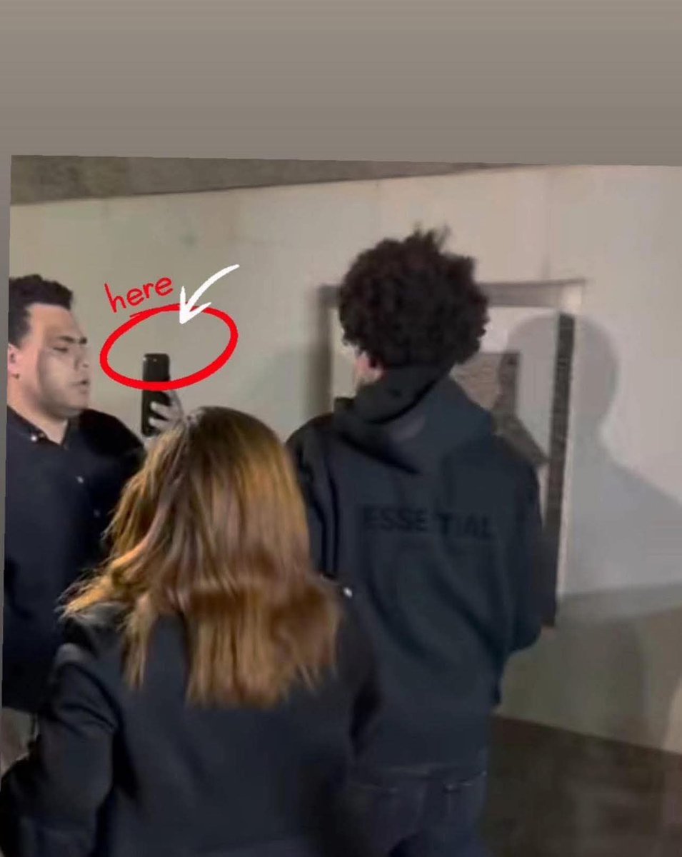 #أرزقية_الموبايل_واللقطة…
ده عمره ما كان إعلام،صحافة، ولا مهنية، ولا حتى #إنسانية.
إزاي تسمح لنفسك توقف قدام أهل متوفي، تصور دموعهم وتقتحم لحظة حزنهم بكل سماجة، وكل همك #الريتش واللايكات؟
الموضوع ما بقاش مستفز وبس… بقى #مقزز.
* الصورة لابن المرحوم تيمور وهو فى حالة صدمة