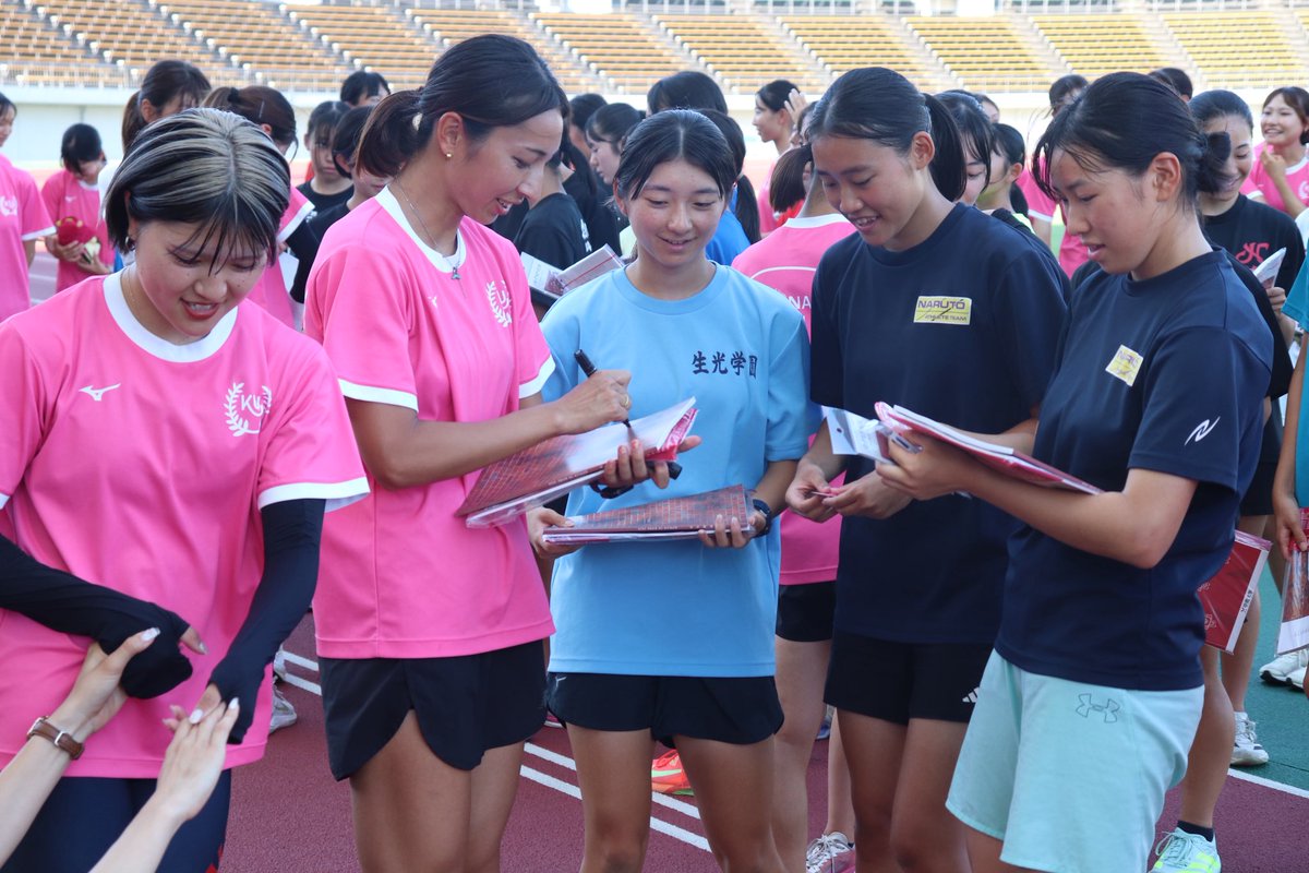 本日、ポカリスエットスタジアムにて、本県で合宿中の甲南大学女子陸上競技部と、県内女子中高生陸上選手とのハイレベル交流が行われました🏃‍♀️
昨年に比べ、強度の高いメニューも実施していただきました✨
国内トップレベルの速さを体感できる貴重な機会となりました🔥
#甲南大学女子陸上競技部 #徳島県