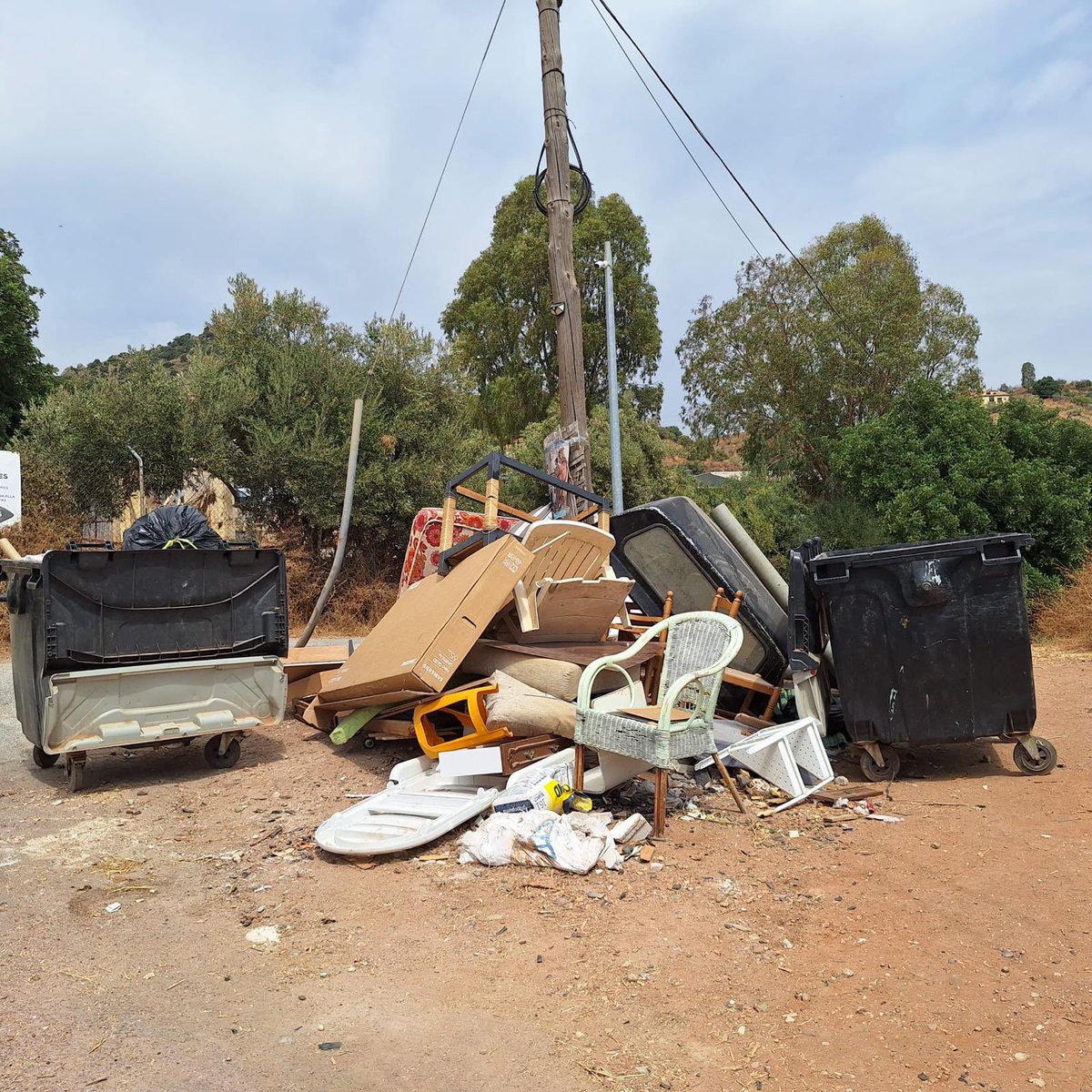 Los vecinos de Cerro Lanza en <a href="/Puertodelatorr3/">Puertodelatorre_malaga</a> llevamos una semana reclamando diariamente a <a href="/LimasamOficial/">Limpieza de Málaga</a> la retirada de basura acumulada fuera de los contenedores sin respuesta alguna. Que unida a toda la hierba seca que lo rodea supone un grave peligro de incendio.
