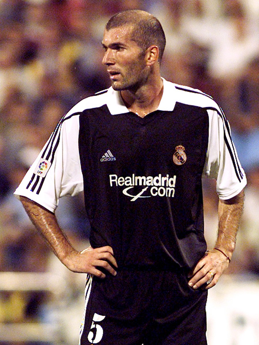 📆 في مثل هذا اليوم قبل 24 عامًا .. لعب زين الدين زيدان أول مباراة له مع ريال مدريد. 🤍⭐