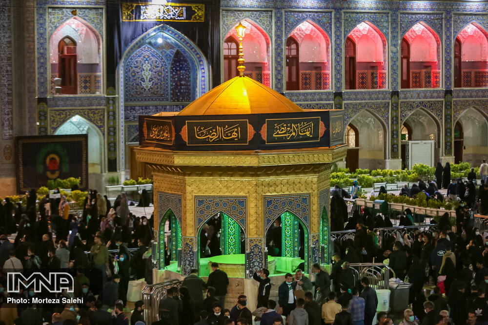 امام رضا (ع) پس از هفده سال سکونت در مدینه و تبلیغ دین و ارشاد مردم، با نقشه و حیله مأمون عباسی، راه خراسان را در پیش گرفت. آن حضرت پس از قبول اجباری ولایت عهدی مأمون و گذشت سه سال، در ۵۵ سالگی به دست این خلیفه عباسی به شهادت رسیدند.
#ایران_امام_رضا 
#شمس_الشموس