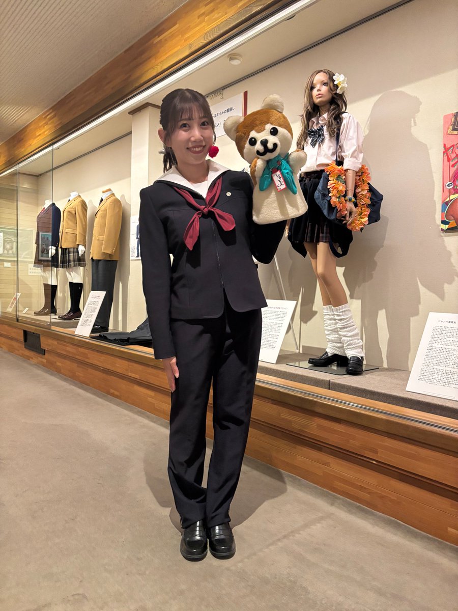 黒田アナが着用したのはスラックス版。

 セーラー服のルーツである水兵服をモチーフにすることで、スラックスとの相性がよくスマートな印象を与えるデザインになっています。

 いずれにしても、選択肢が広がるっていいことですね✨

 #しゅと犬くん
 #森伸之 
#黒田菜月 
#瀧本