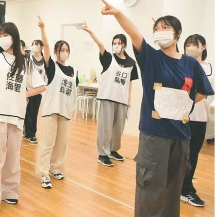 #NGT48 #１期生お披露目10周年特別公演 とっても楽しみ‼️お仕事なので、DMMでお祝いする予定‼️
って、よく見ると、１人、ビブスでなく手書きのゼッケン⁉️しかも、ガムテープでペタリ💦
中学生の大会で、ゼッケンを忘れた選手が手書きのヤツを付けて出場していたな〜😅
いい心意気ヤン‼️
#高島柚愛