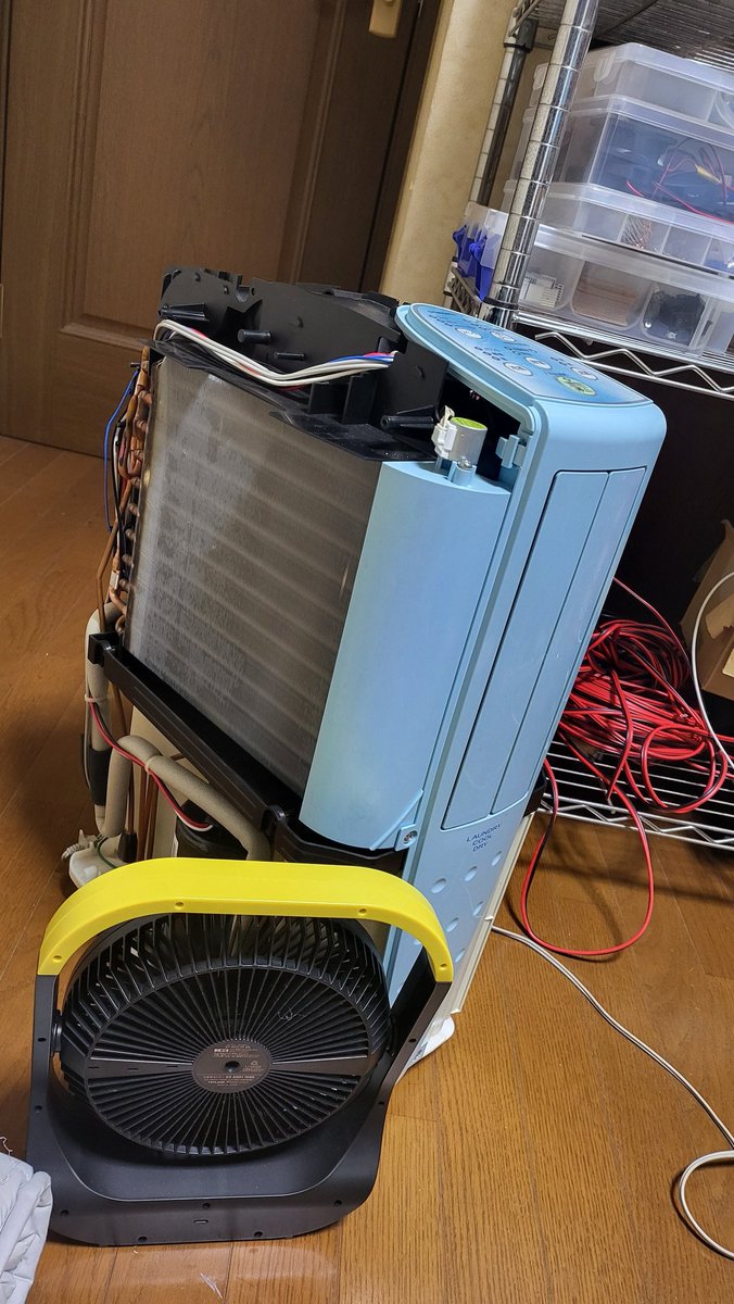 除湿機をクールビズ。
吸排気抵抗を最大に減少すれば効率は上がるはず。

だ。
一応エアコンの温度を30度に設定しても快適空間にはなってる。
不愉快なのは湿度だからね。
エアコン30度設定、除湿機を二時間つけて湿度50%以下をキープ。
意味があるかわからないけどスポット扇風機でコンプレッサを冷却