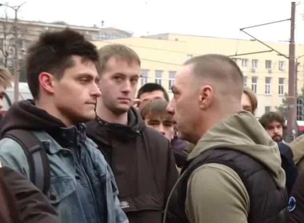 Ovaj student, legendica, je uhapšen!
U 17h je skup ispred PU Pančevo.

Delite info, molim vas.