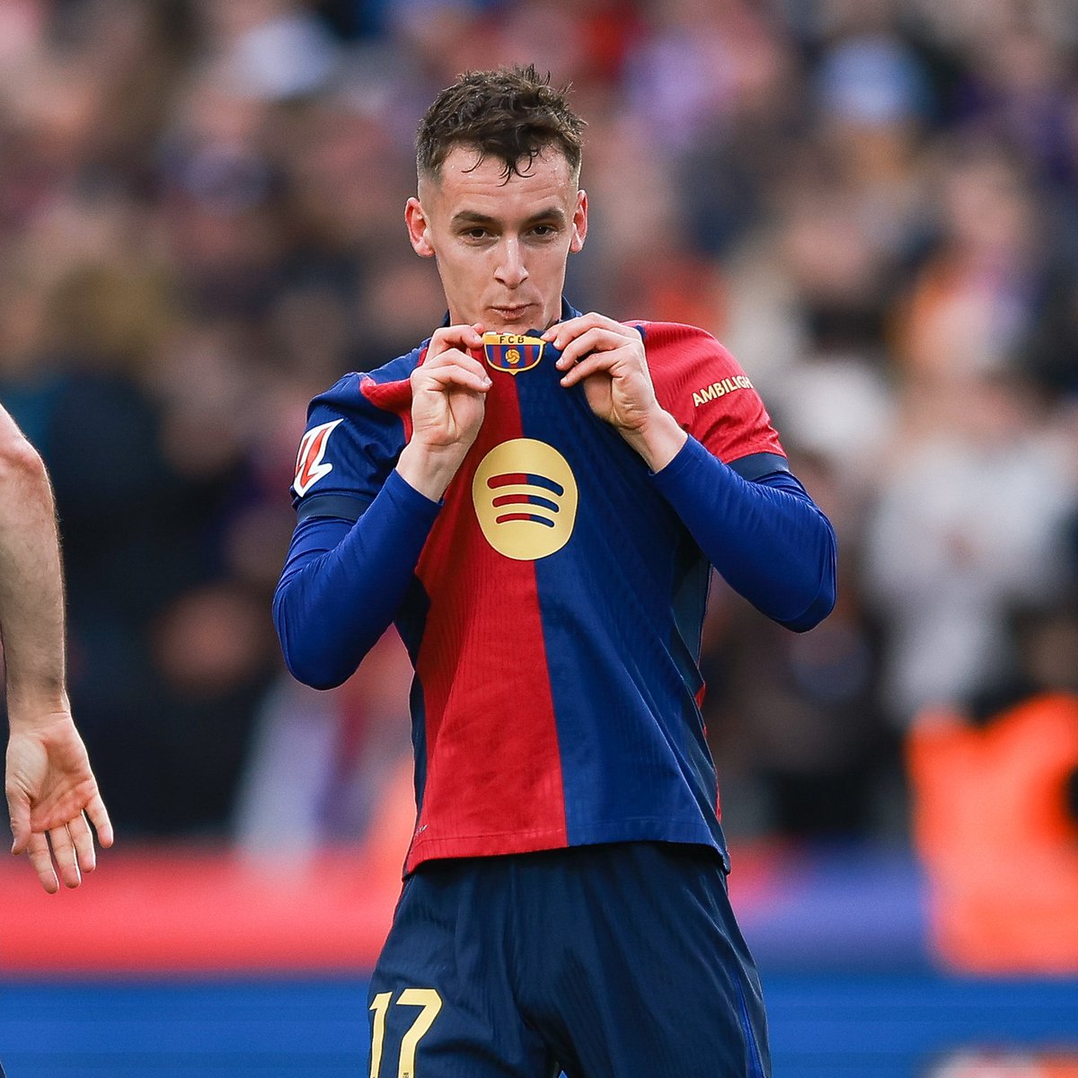 🔵🔴 Davant dels rumors d'una possible sortida, per falta de minuts d'en Marc Casadó, des d'aquest compte vull dir, i encara que em caiguin pals, que hauria d'estar per davant de Frenkie. Talent de casa. Casadó sempre un dels nostres!!!