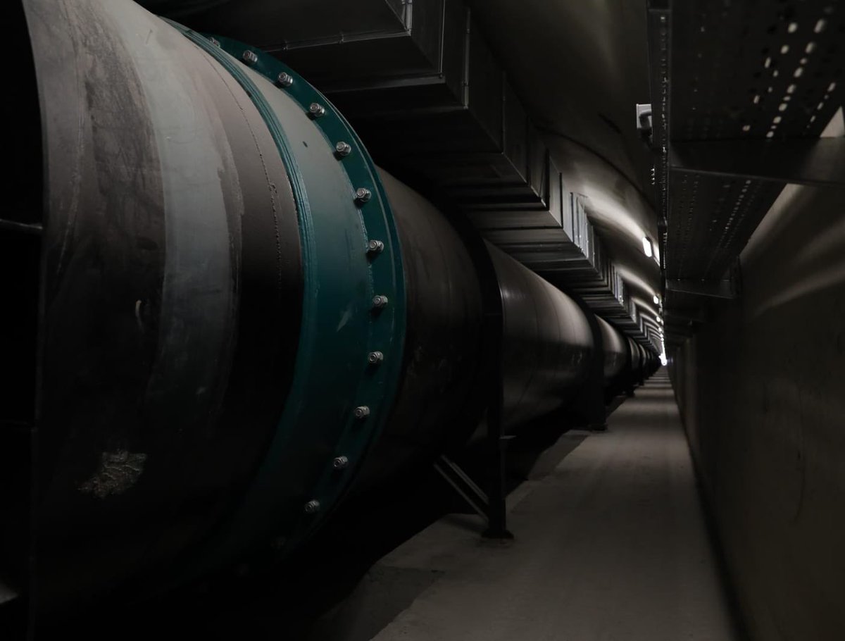 Bugün ülkemizin birçok şehrinde yaşanan su sıkıntısının temelinde, su kaynaklarının azalmasından daha çok, suyun şebekeye ulaşırken yaşadığı kayıp ve kaçak oranları yatıyor. 

Yani asıl mesele, kaynağı bulmak kadar onu halkın musluğuna eksiksiz ulaştırabilmekten geçiyor.